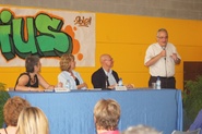 El director del centre, Adolfo Silvan, donant la benvinguda a l'acte.