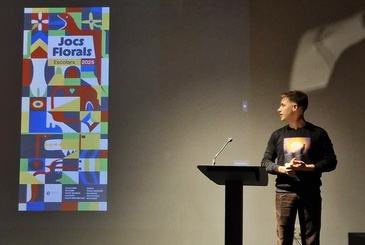 El autor del cartel ganador, Marco Halac, durante su presentación.