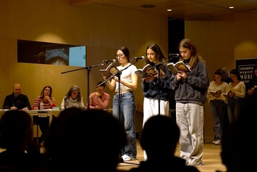 Tres alumnnes de la categoria de la tropa de corsaris llegeiexen durant el certamen.