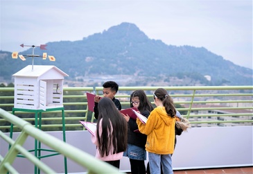 Imatge d'un grup d'alumnes de l'Institut Escola Mestre Morera, de la Zona Nord.